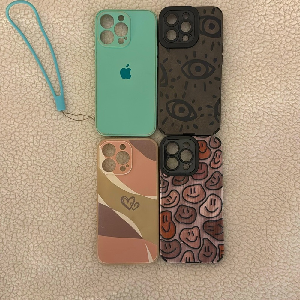 (4) iPhone 13 Pro phone cases// used lightly// 4 cases for 15$